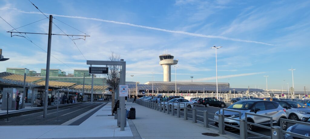 Aéroport de Bordeaux-Mérignac vu depuis la zone d’accès, transfert VTC et chauffeur privé vers Bordeaux et la Gironde