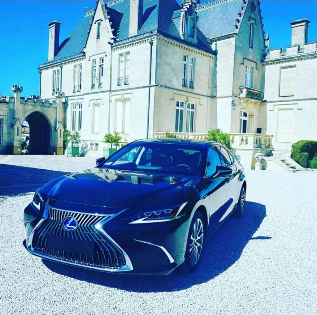 Château Pape Clément à Pessac avec berline VTC, service de transport privé et solution de mobilité haut de gamme en alternative au taxi