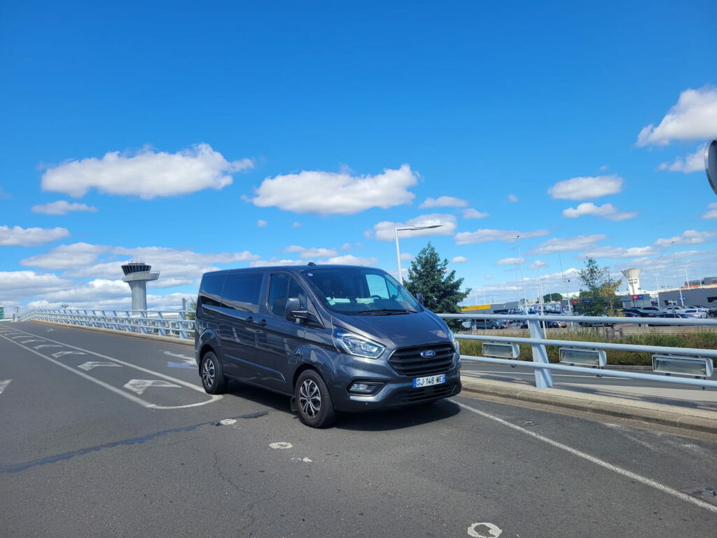 Van VTC Ford Transit Custom à l’aéroport de Bordeaux-Mérignac pour transfert de groupes jusqu’à 8 passagers
